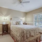 Apartment On Perry Lane